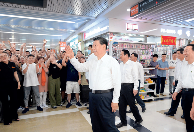 2023年9月20日至21日，中共中央總書記、國家主席、中央軍委主席習(xí)近平在浙江考察。這是20日上午，習(xí)近平在義烏國際商貿(mào)城考察時(shí)，同商戶親切交流。 新華社記者 李學(xué)仁/攝
