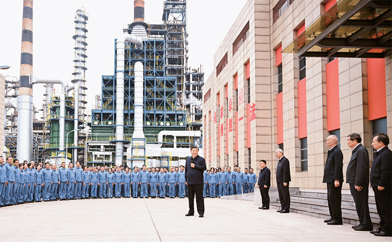 2023年10月10日至13日，中共中央總書記、國家主席、中央軍委主席習(xí)近平在江西考察。這是10日下午，習(xí)近平在中國石化九江分公司考察時(shí)，同企業(yè)員工親切交流。 新華社記者 謝環(huán)馳/攝